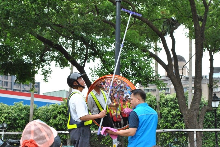 示範擦拭反射鏡