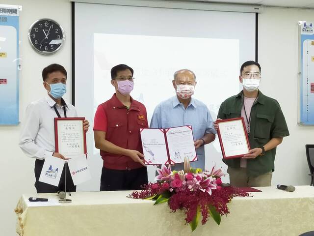 新店區企業防災夥伴代表與區長合影