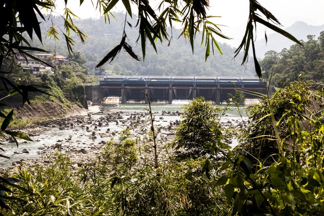 前往磺窟戰俘基地營