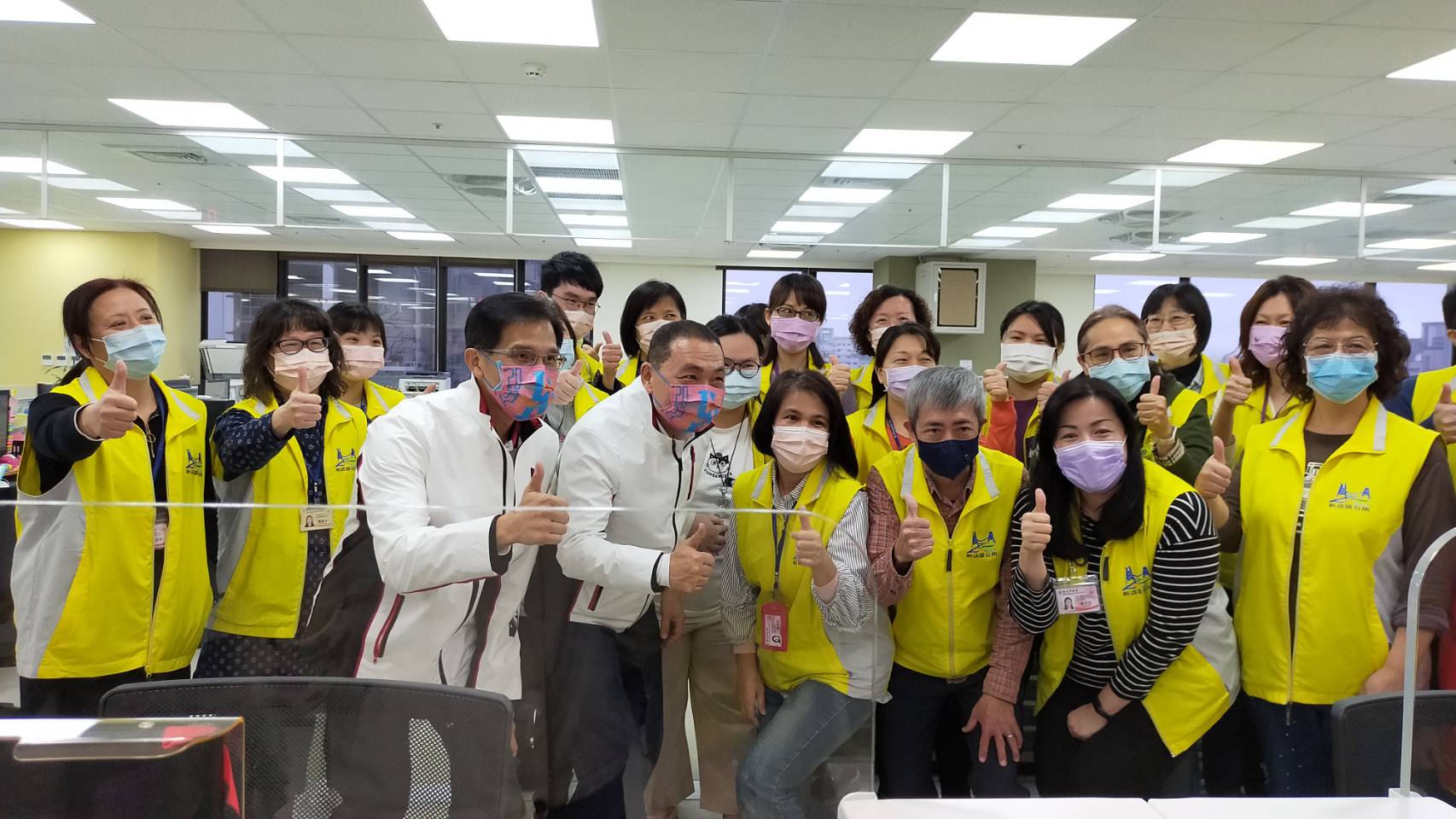 侯市長與本所社會人文課同仁合照