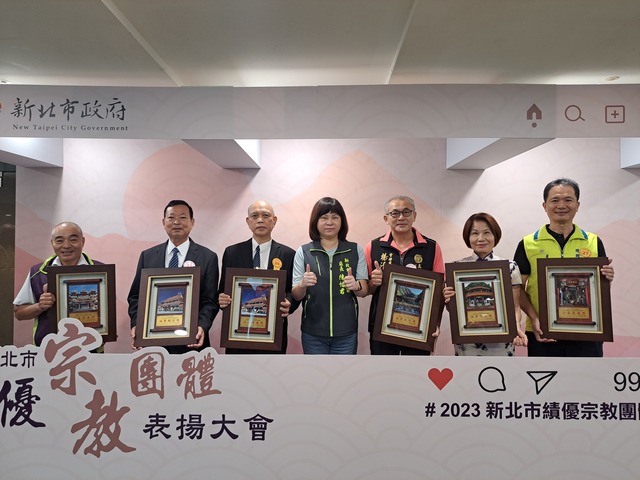 本區績優宗教團體與區長合影