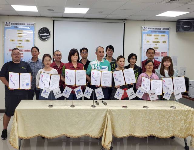 新店區企業防災夥伴與區長合影|