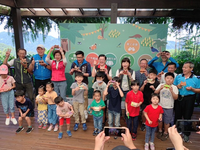參與小朋友與出席貴賓及區長合影