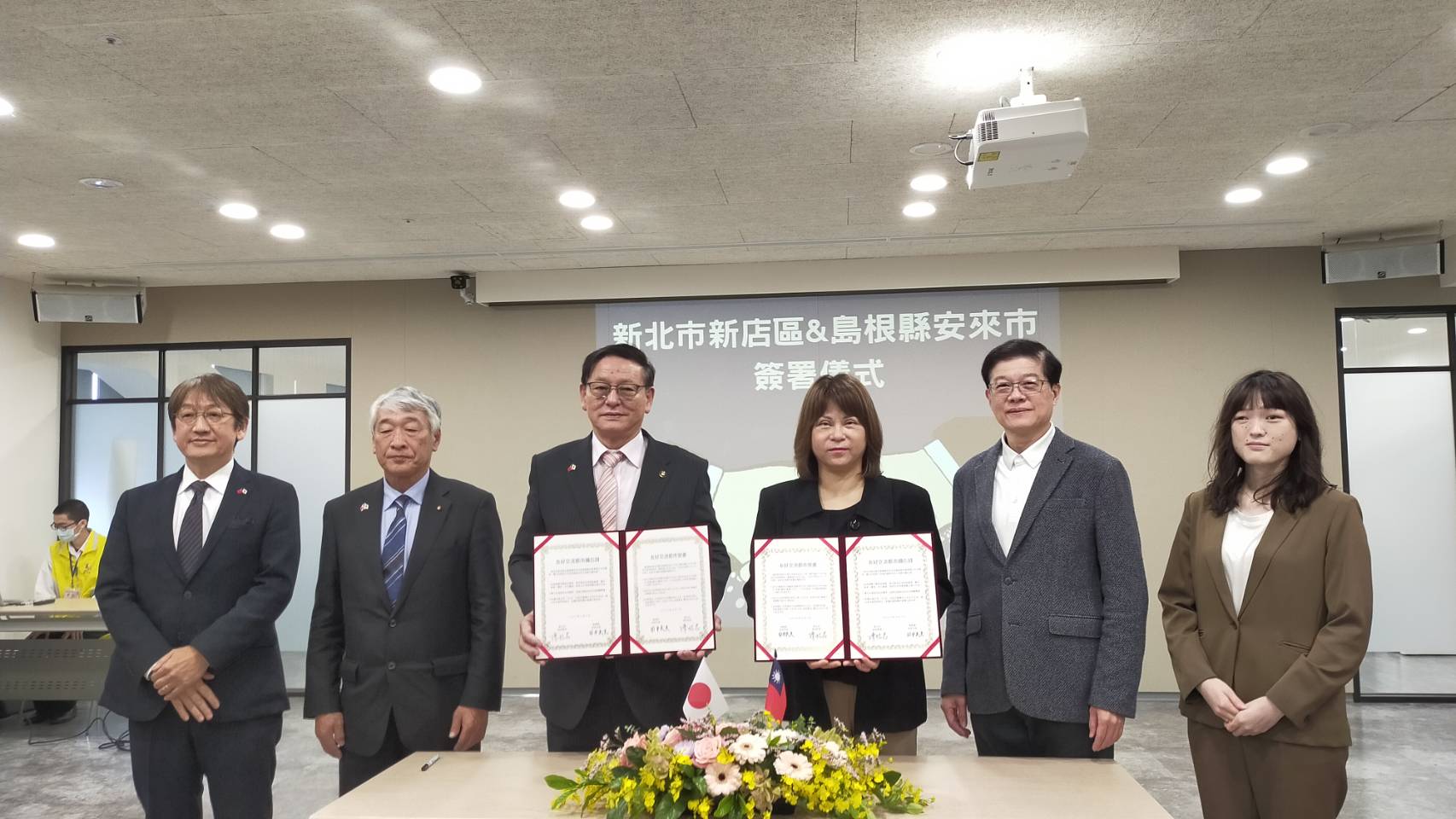 安來市長與區長及出席貴賓於簽署儀式合影