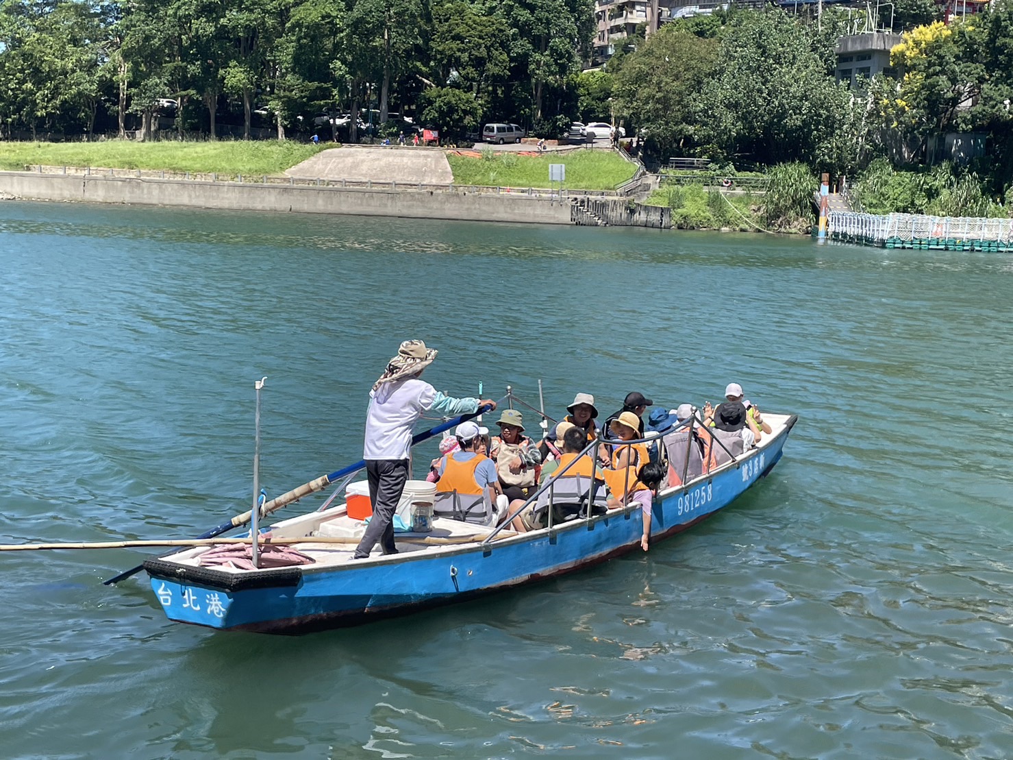 情侶同遊路線：藉由水岸線的水山風光及新店渡百年渡船搭乘體驗，創造情侶們共同回憶。