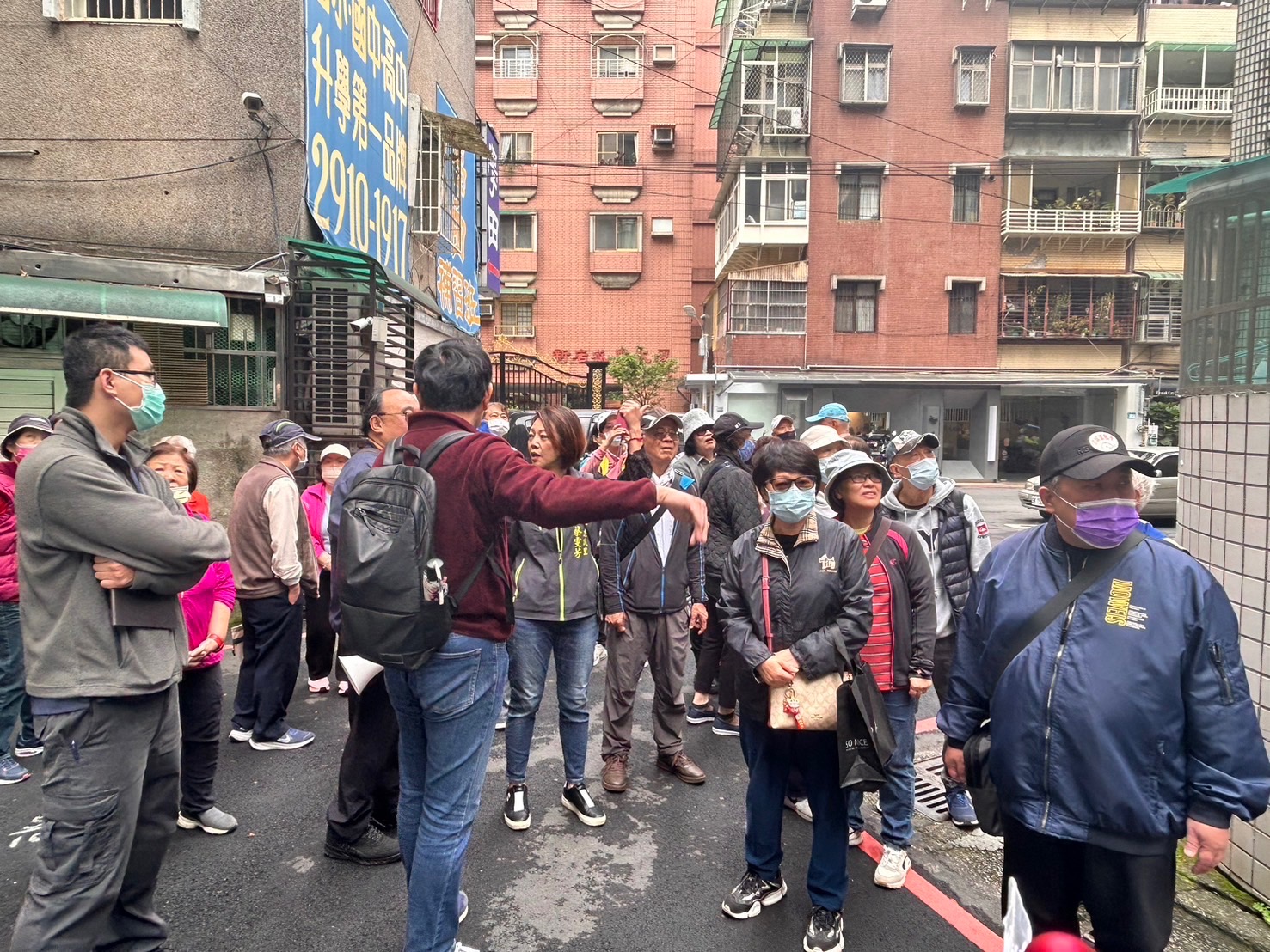 走出教室，學員們一起實地勘察避難防災路線
