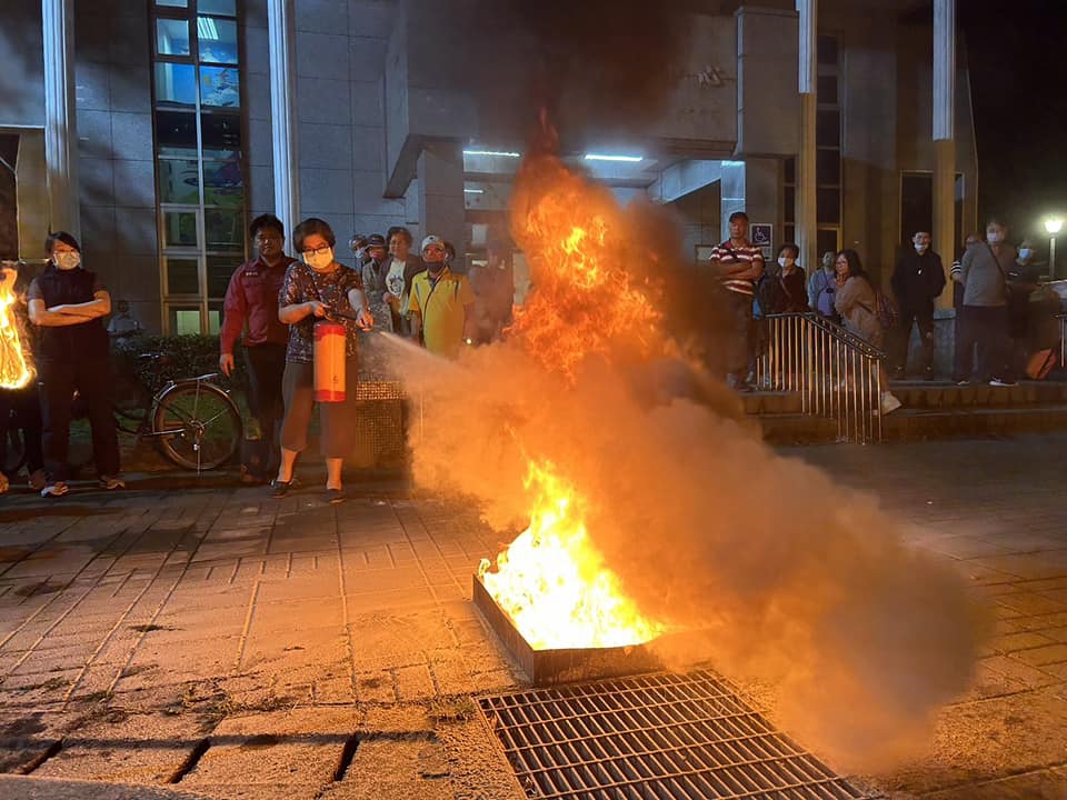 戶外模擬火災現場，滅火器實際操作