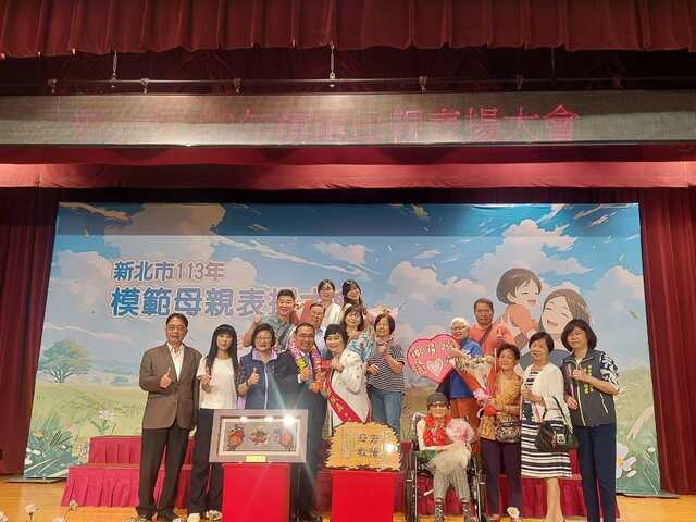 侯友宜市長親自表揚模範母親鄭夙貞女士