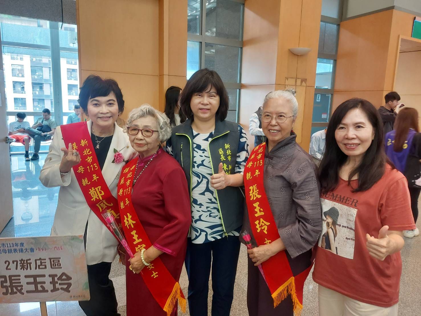 陳區長與得獎的模範母親鄭夙真女士、林王寶女士、張玉玲女士合影留念(從左到右)
