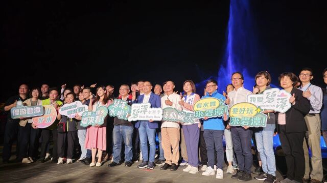 新北市侯友宜市長、陳區長及議員一起為碧潭水舞季揭開序幕