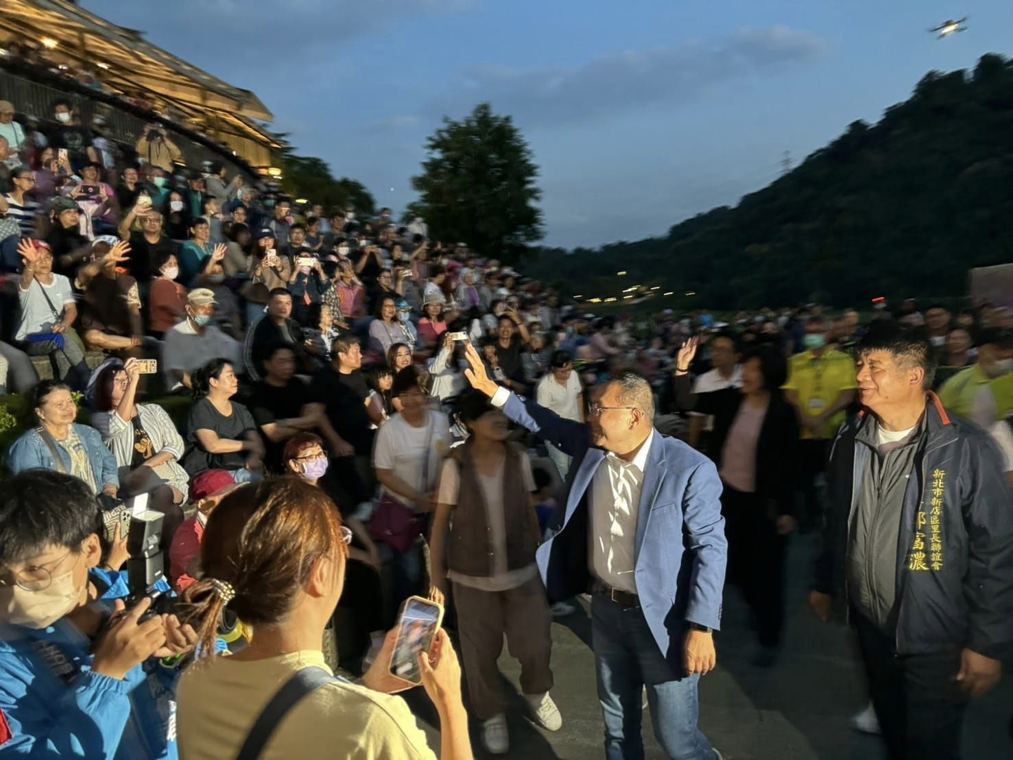 侯友宜市長向觀看水舞的民眾揮手致意