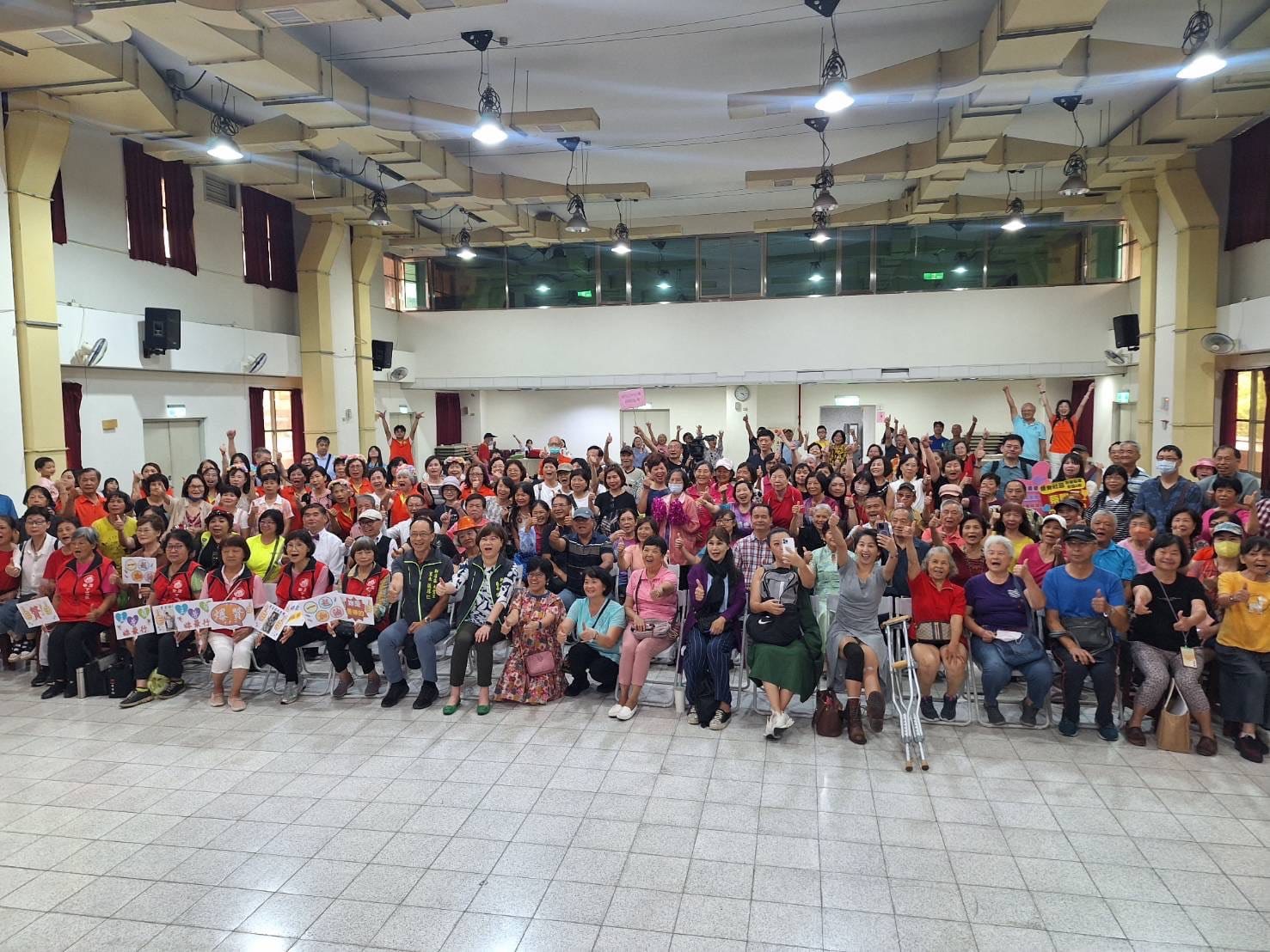 賽後，參賽者與民眾歡樂的拍照留下美好的回憶