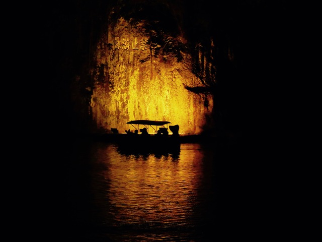 晚間的碧潭，透著橘黃色的燈光，小船像是在在黃金潭中漫遊著。