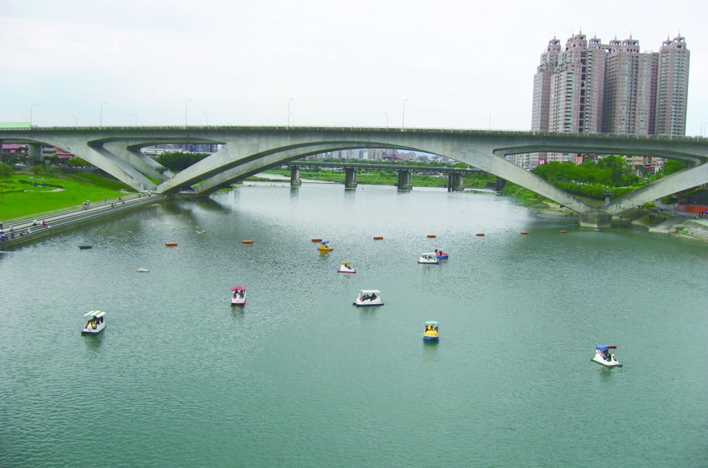 碧潭水岸煙波